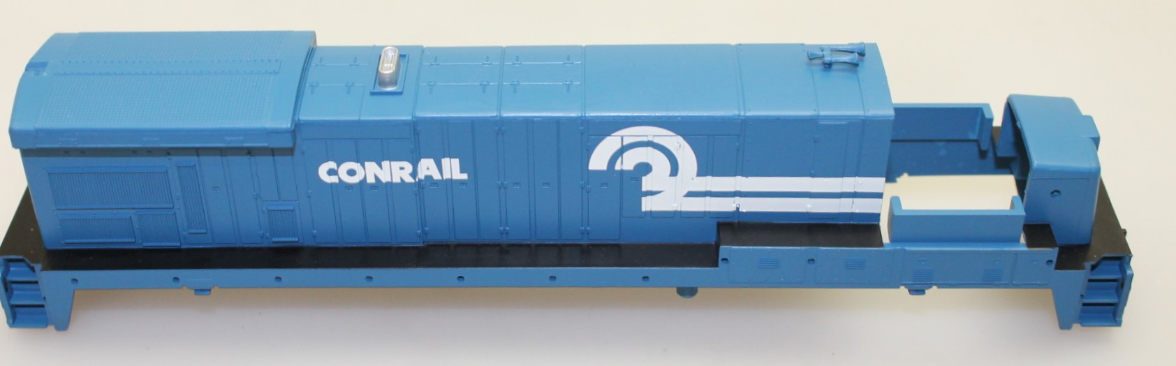 (image for) Body Shell - B23-30-7 Conrail No cab or Handrails ( HO Kit Bashing )